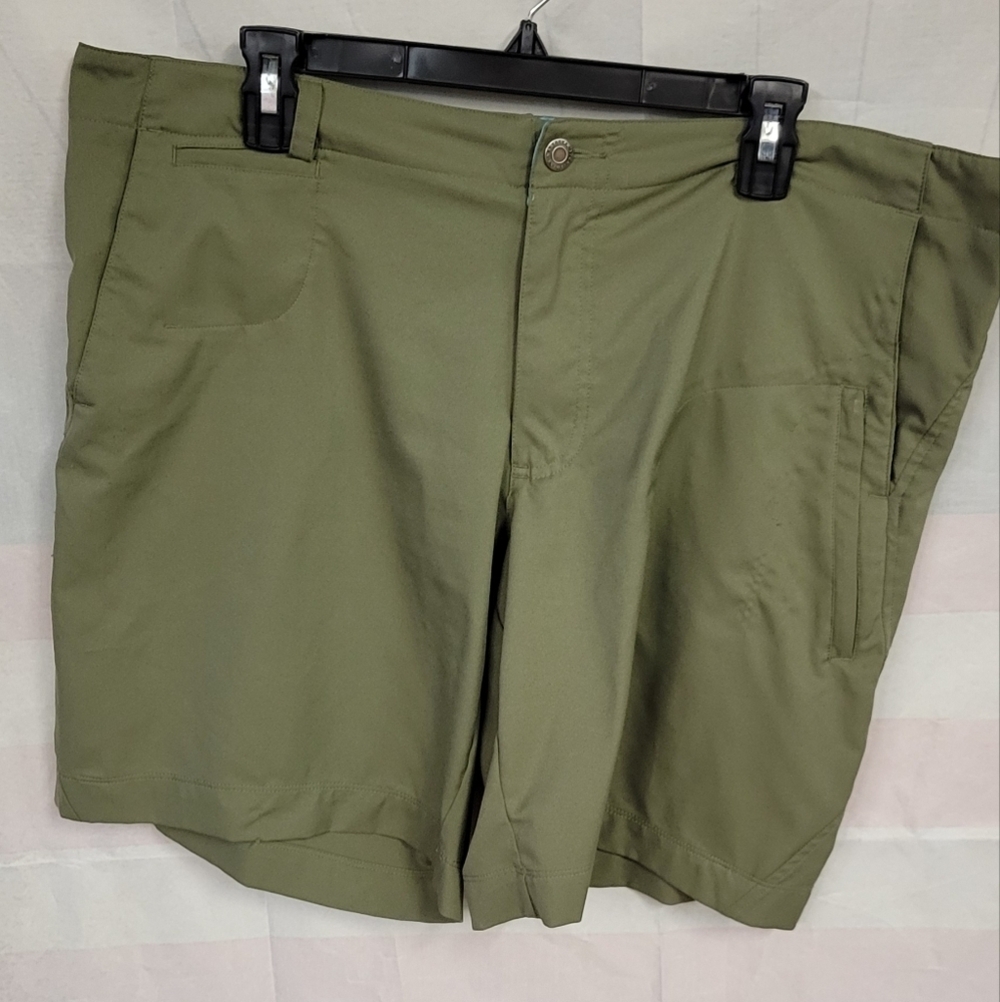 Magellan Sportswear 16 Green Khaki Multi Pocket Shorts